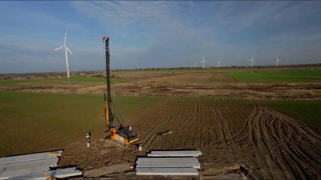 Stavba větrné farmy v regionu Darłowa. Beranění ŽB prefabrikovaných pilot