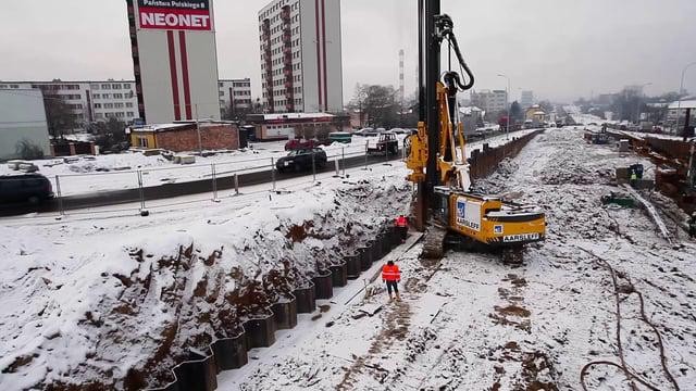 Budowa tunelu w Białymstoku. Ściana z grodzic stalowych wciskanych i wibrowanych