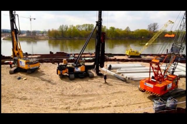 Budowa mostu łukowego w Toruniu. Wbijane pale prefabrykowane